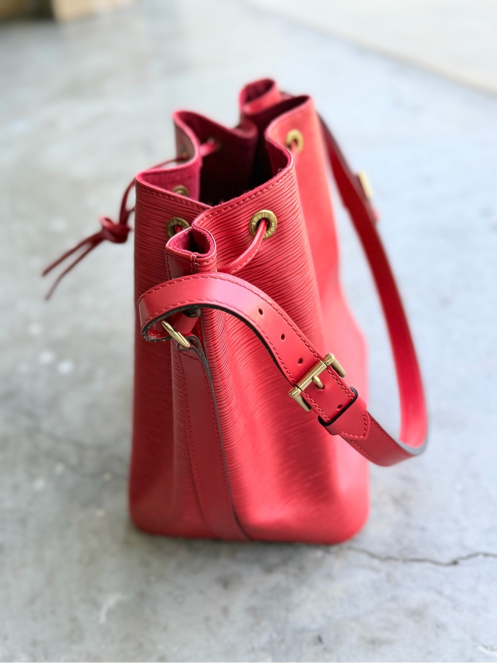 Red Louis Vuitton Drawstring Bucket Bag - Picture 3 of 14